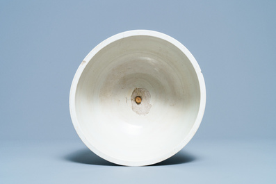 Un grand bol en porcelaine de Chine de Dehua &agrave; d&eacute;cor incis&eacute;, Ming