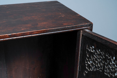 Un cabinet &agrave; deux portes en bois sculpt&eacute; incrust&eacute; de nacre, Chine ou Vietnam, 19&egrave;me