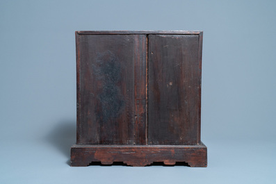 Un cabinet &agrave; deux portes en bois sculpt&eacute; incrust&eacute; de nacre, Chine ou Vietnam, 19&egrave;me