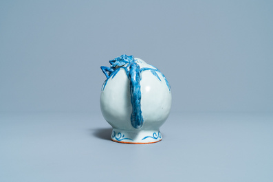A Chinese blue and white peach-shaped cadogan teapot, 19th C.