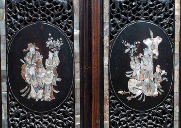 Un cabinet &agrave; deux portes en bois sculpt&eacute; incrust&eacute; de nacre, Chine ou Vietnam, 19&egrave;me