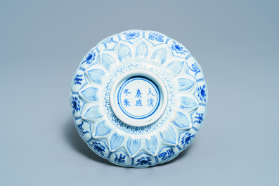 Een Chinese blauw-witte lotus-gemouleerde schotel, Kangxi merk en periode