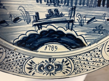Deux assiettes en fa&iuml;ence de Frislande &agrave; d&eacute;cor de vues topographiques, dat&eacute;es 1789 et 1790