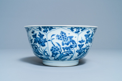Een grote Chinese blauw-witte kom met florale vakverdeling, Kangxi