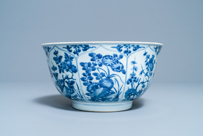 Een grote Chinese blauw-witte kom met florale vakverdeling, Kangxi