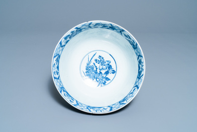 Een grote Chinese blauw-witte kom met florale vakverdeling, Kangxi
