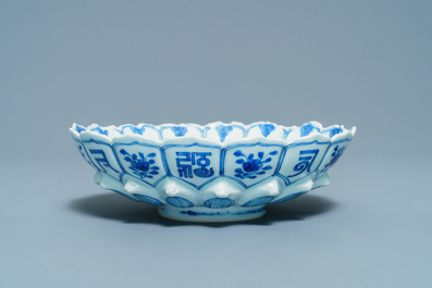 Een Chinese blauw-witte lotus-gemouleerde schotel, Kangxi merk en periode