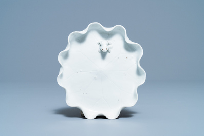 Un lave-pinceaux en porcelaine blanc de Chine figurant une grenouille sur fleur de lotus sur socle en bois sculpt&eacute;, Chine, Kangxi/Yongzheng