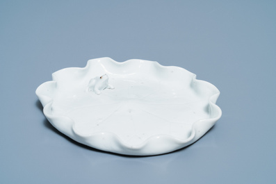 Un lave-pinceaux en porcelaine blanc de Chine figurant une grenouille sur fleur de lotus sur socle en bois sculpt&eacute;, Chine, Kangxi/Yongzheng