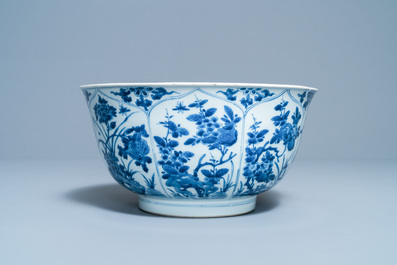 Een grote Chinese blauw-witte kom met florale vakverdeling, Kangxi