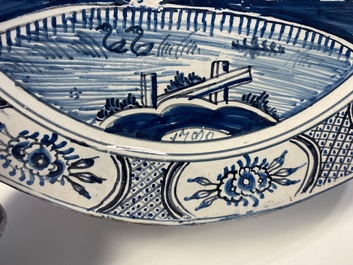Deux assiettes en fa&iuml;ence de Frislande &agrave; d&eacute;cor de vues topographiques, dat&eacute;es 1789 et 1790
