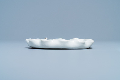 Un lave-pinceaux en porcelaine blanc de Chine figurant une grenouille sur fleur de lotus sur socle en bois sculpt&eacute;, Chine, Kangxi/Yongzheng