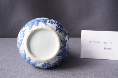 Un kendi en porcelaine de Chine en bleu et blanc en forme de grenade, Wanli