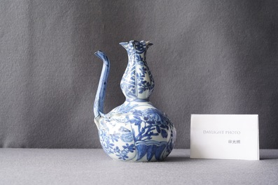 Un kendi en porcelaine de Chine en bleu et blanc en forme de grenade, Wanli