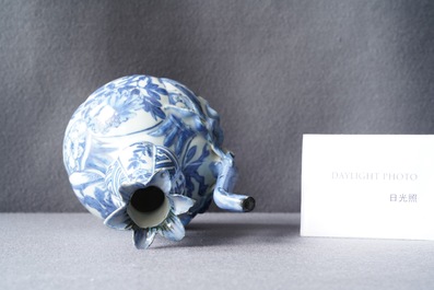 Un kendi en porcelaine de Chine en bleu et blanc en forme de grenade, Wanli