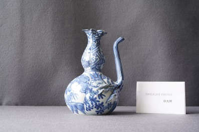 Un kendi en porcelaine de Chine en bleu et blanc en forme de grenade, Wanli