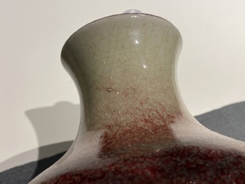 A Chinese monochrome peachbloom-glazed vase, 18/19th C.