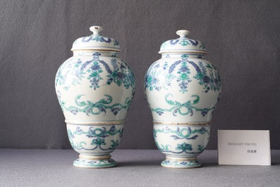 A pair of rare Chinese export porcelain urns and covers, Qianlong