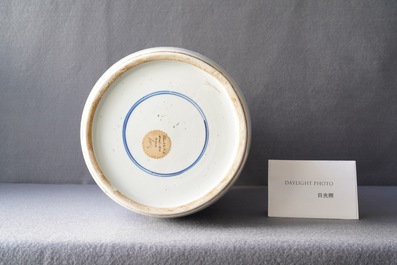 Un vase de forme rouleau en porcelaine de Chine en bleu et blanc, Kangxi