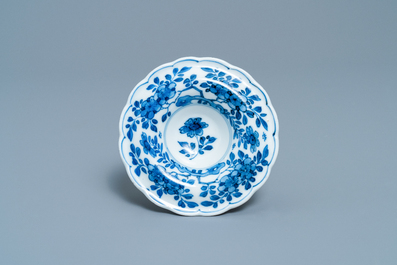 Un saleron en porcelaine de Chine en bleu et blanc, Kangxi