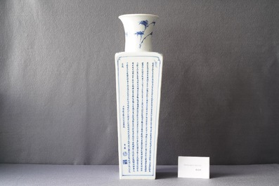 Un vase de forme carr&eacute;e en porcelaine de Chine en bleu et blanc, marque et &eacute;poque de Kangxi