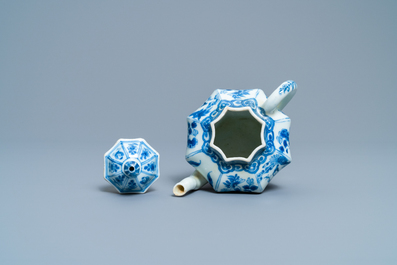 Une th&eacute;i&egrave;re couverte en porcelaine de Chine en bleu et blanc, Kangxi