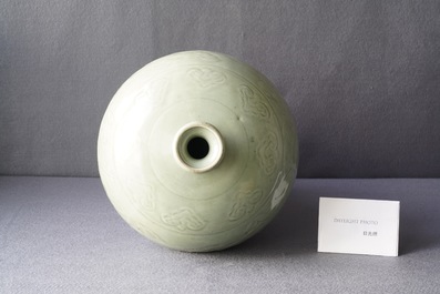 Een Chinese Longquan celadon 'meiping' vaas met reli&euml;fdecor van 'Drie vrienden van de winter', Ming