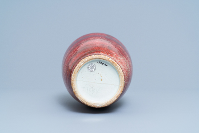 A Chinese monochrome peachbloom-glazed vase, 18/19th C.