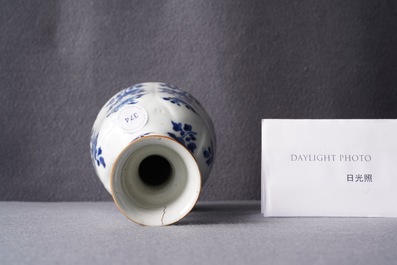 Een langwerpige Chinese blauw-witte hookah-basis met floraal decor, Kangxi