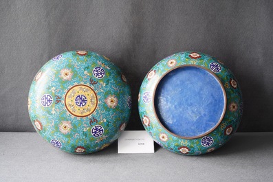 Une bo&icirc;te couverte en &eacute;maux cloisonn&eacute;s, Chine, 19&egrave;me