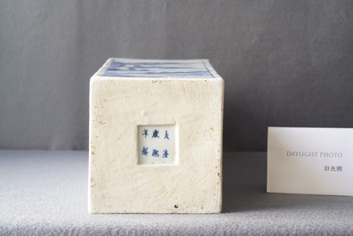 Un vase de forme carr&eacute;e en porcelaine de Chine en bleu et blanc, marque et &eacute;poque de Kangxi