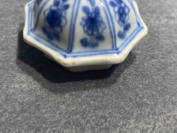Une th&eacute;i&egrave;re couverte en porcelaine de Chine en bleu et blanc, Kangxi