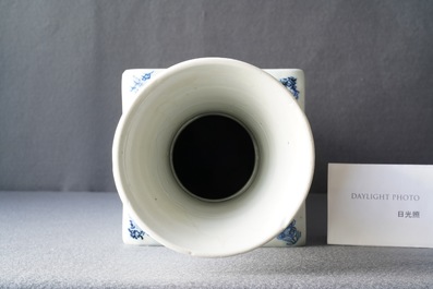 Un vase de forme carr&eacute;e en porcelaine de Chine en bleu et blanc, marque et &eacute;poque de Kangxi