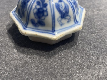 Une th&eacute;i&egrave;re couverte en porcelaine de Chine en bleu et blanc, Kangxi