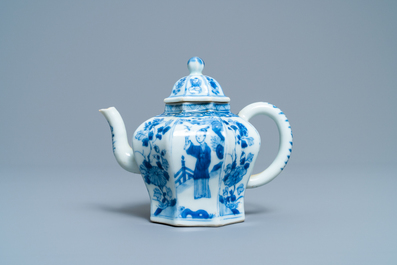 Une th&eacute;i&egrave;re couverte en porcelaine de Chine en bleu et blanc, Kangxi