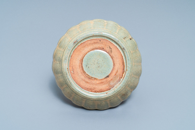 Een Chinese Longquan celadon penselenwasser, Yuan