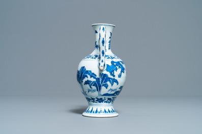 Une verseuse en porcelaine de Chine en bleu et blanc, &eacute;poque Transition