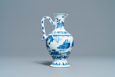 Une verseuse en porcelaine de Chine en bleu et blanc, &eacute;poque Transition
