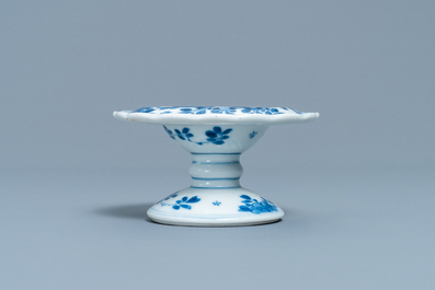 Un saleron en porcelaine de Chine en bleu et blanc, Kangxi
