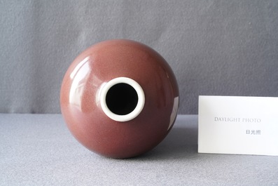 Een Chinese monochrome donker-koperrode 'meiping' vaas, Qianlong merk en periode