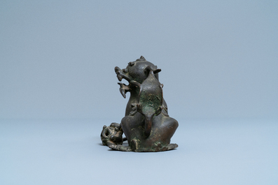 Een Chinees bronzen model van een boeddhistische leeuw, late Ming