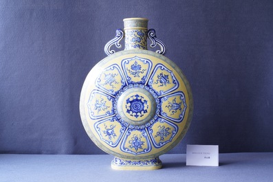 Een Chinese blauw-witte 'Bajixiang' moonflask vaas met gele fondkleur, Yongzheng merk, 19/20e eeuw