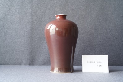 Een Chinese monochrome donker-koperrode 'meiping' vaas, Qianlong merk en periode