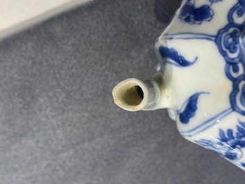 Une th&eacute;i&egrave;re couverte en porcelaine de Chine en bleu et blanc, Kangxi