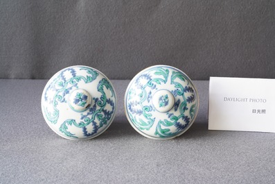 A pair of rare Chinese export porcelain urns and covers, Qianlong
