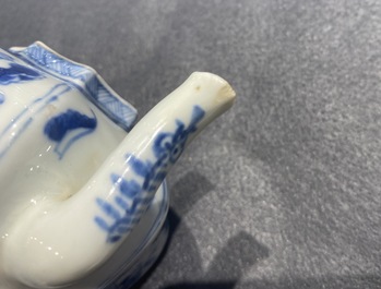 Une th&eacute;i&egrave;re couverte en porcelaine de Chine en bleu et blanc, Kangxi