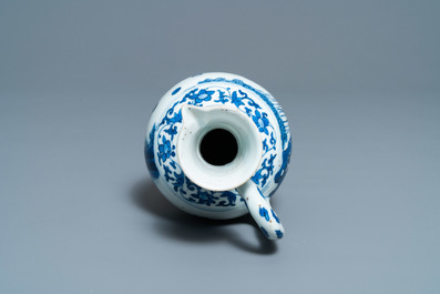 Une verseuse en porcelaine de Chine en bleu et blanc, &eacute;poque Transition