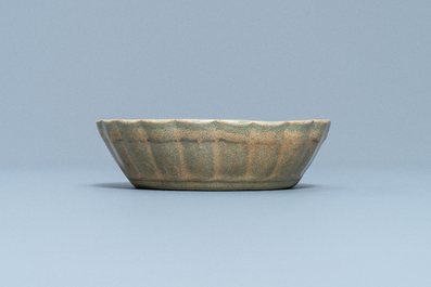 Een Chinese Longquan celadon penselenwasser, Yuan