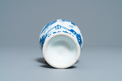 Une verseuse en porcelaine de Chine en bleu et blanc, &eacute;poque Transition