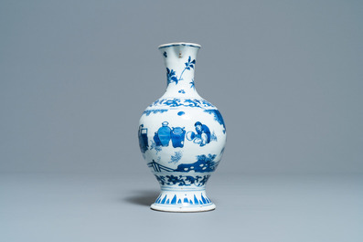Une verseuse en porcelaine de Chine en bleu et blanc, &eacute;poque Transition